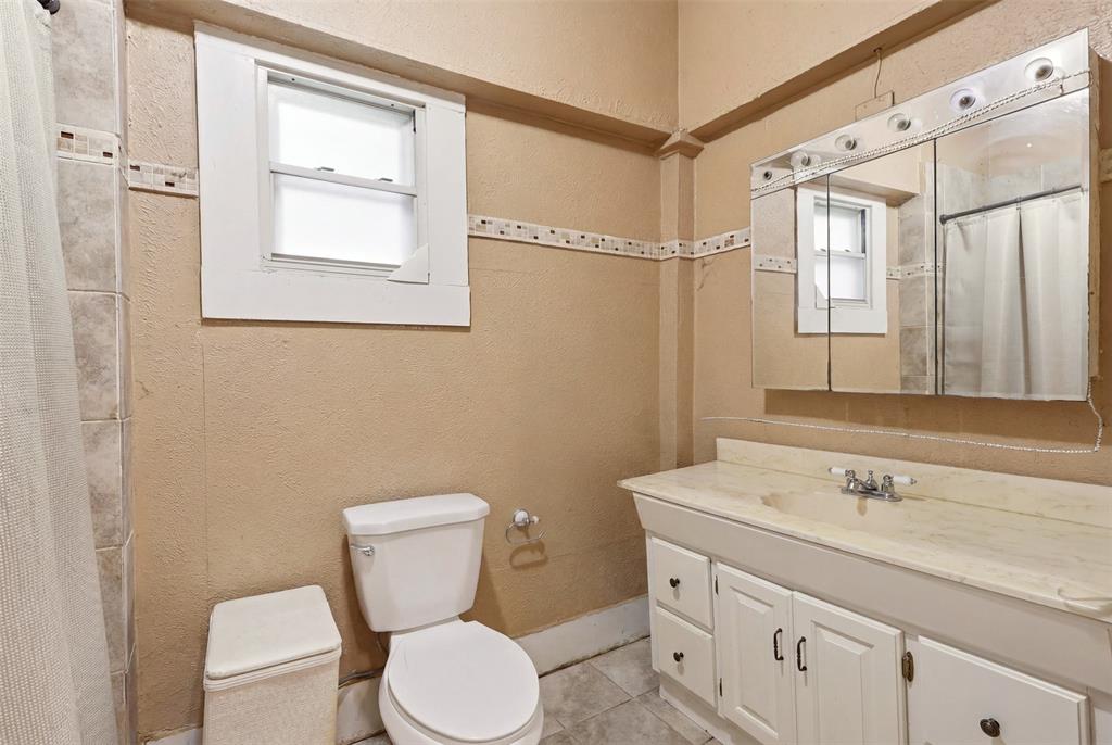 908 N Winnetka Avenue Property Photo 18