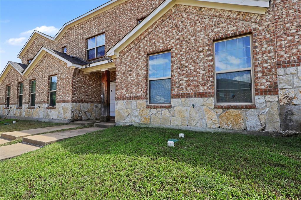1922 Timber Oaks Drive Property Photo 1