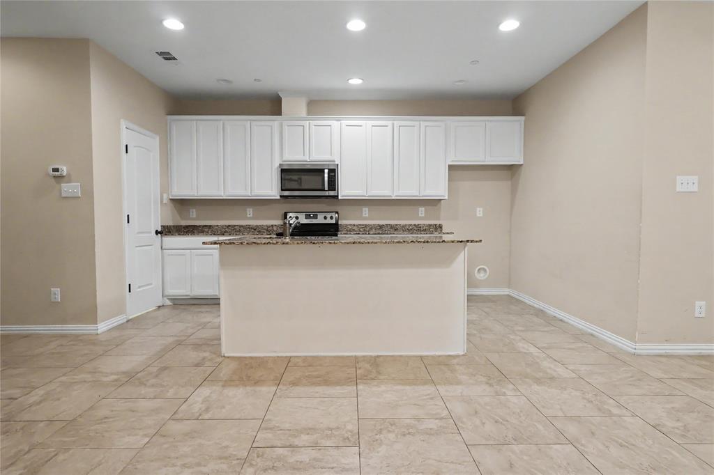 1922 Timber Oaks Drive Property Photo 3