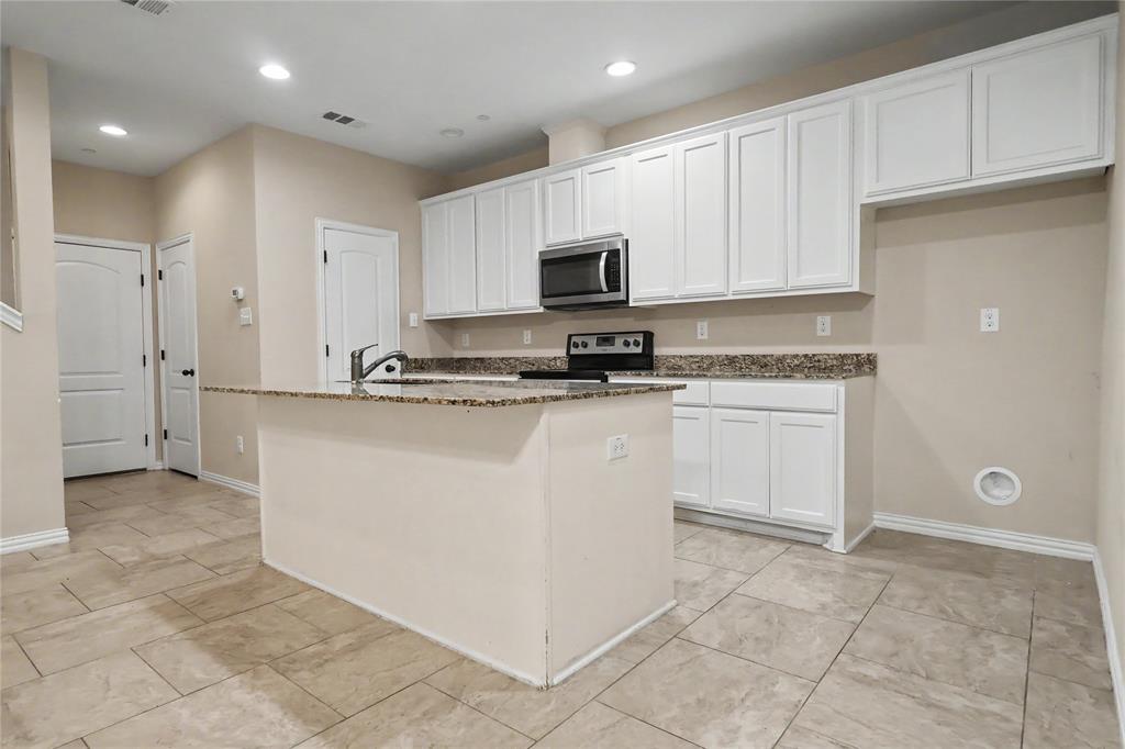 1922 Timber Oaks Drive Property Photo 4