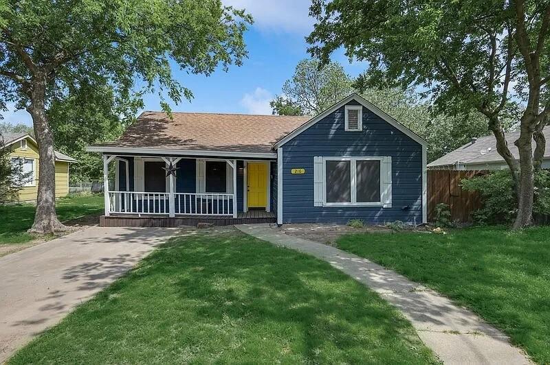 216 E Division Street Property Photo 1