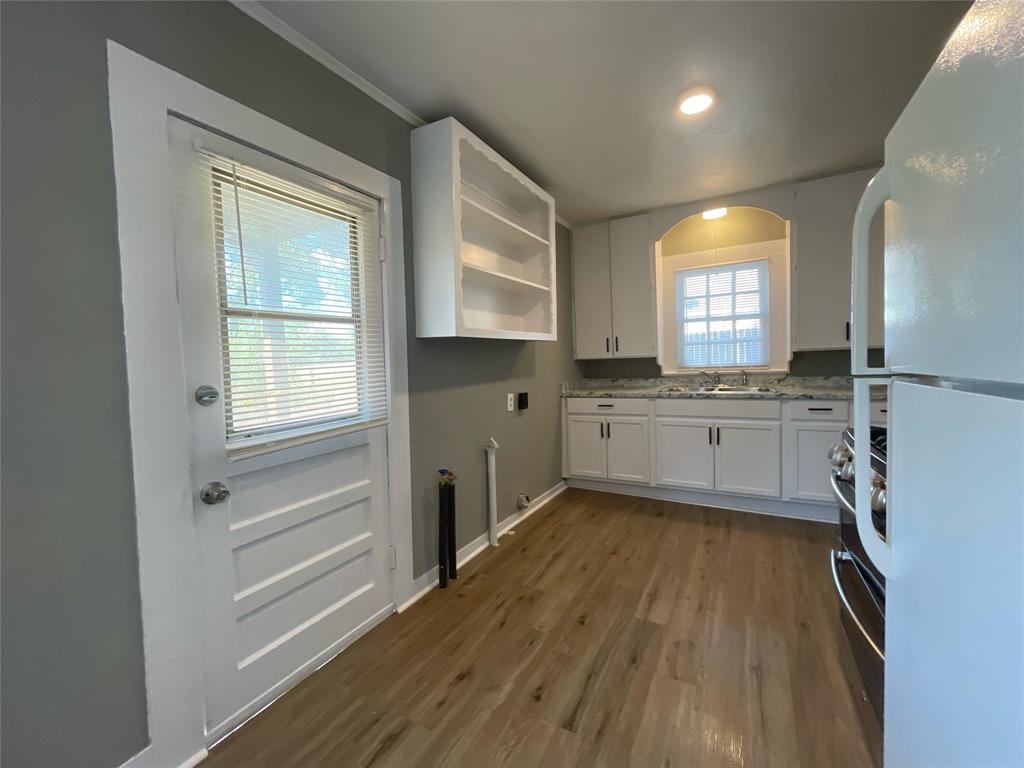 216 E Division Street Property Photo 7