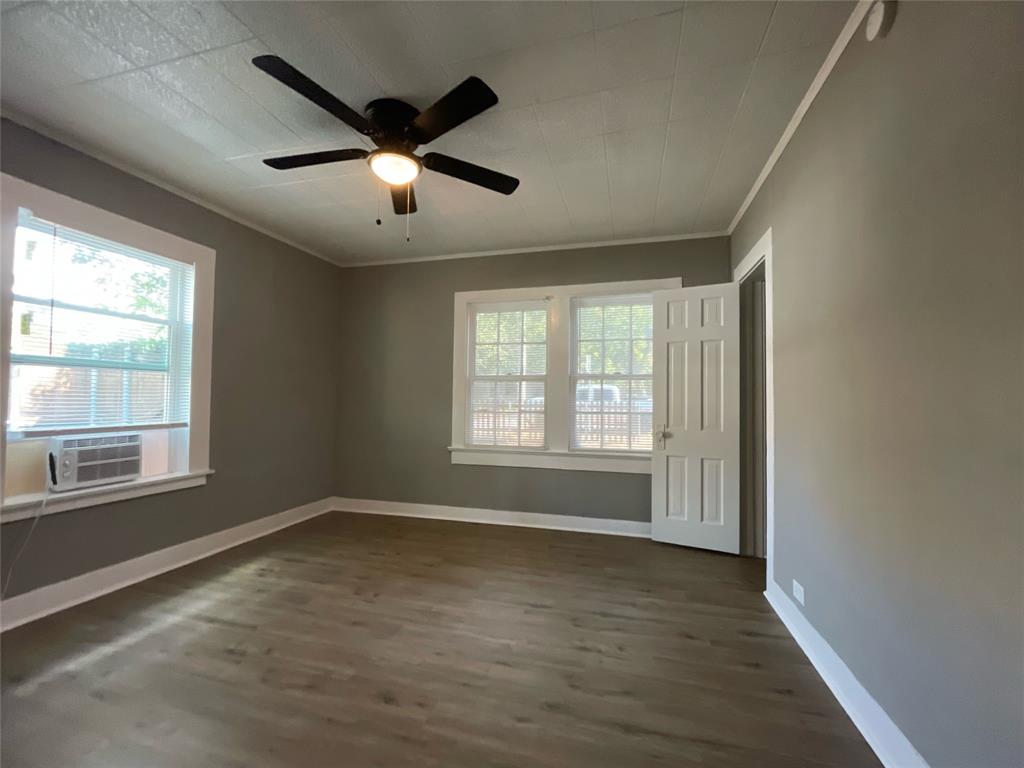 216 E Division Street Property Photo 9