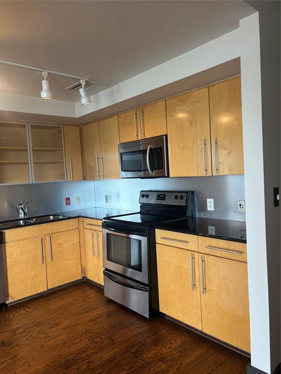 329 E Colorado Boulevard 404 Property Photo 10