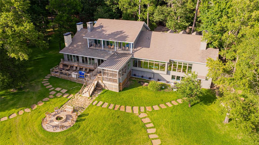 582 Windy Point Drive Property Photo 2