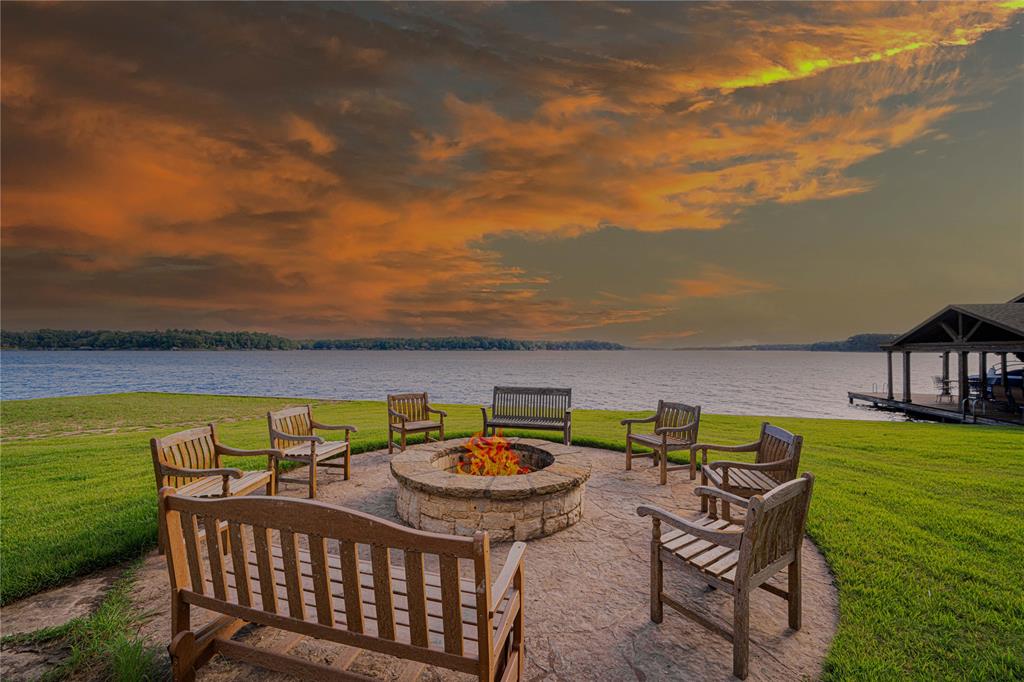 582 Windy Point Drive Property Photo 3
