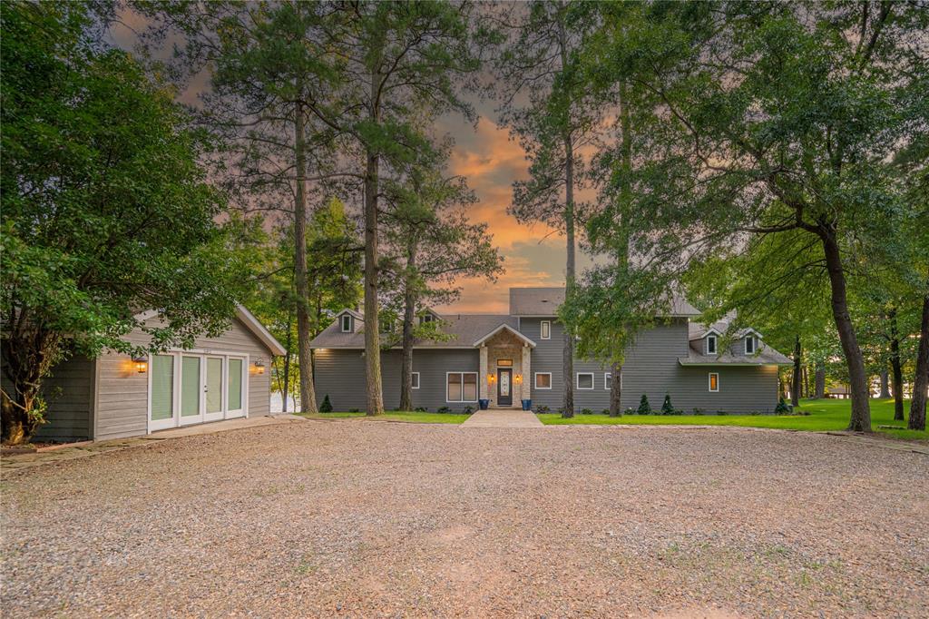 582 Windy Point Drive Property Photo 5