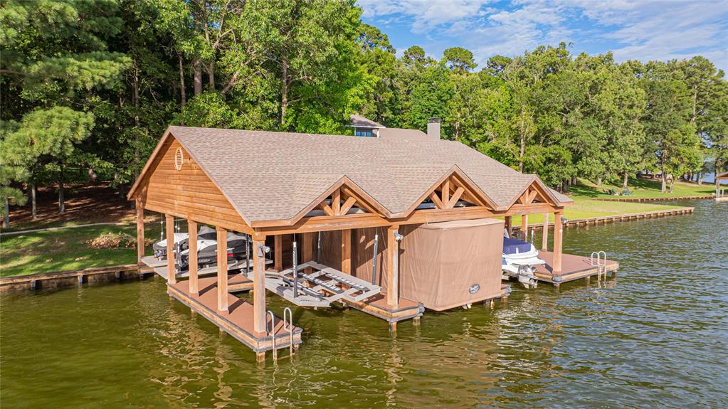 582 Windy Point Drive Property Photo 7