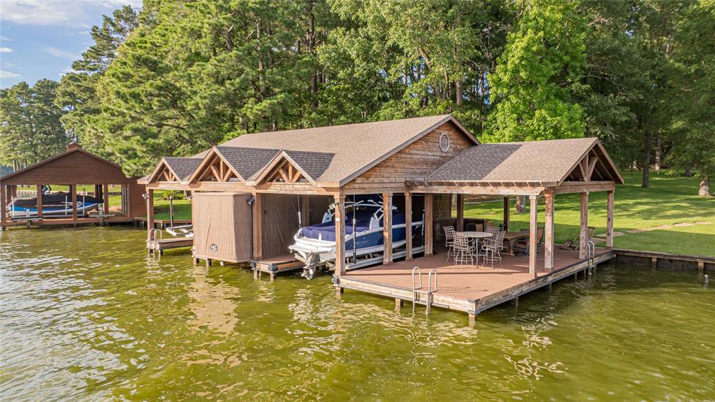 582 Windy Point Drive Property Photo 8