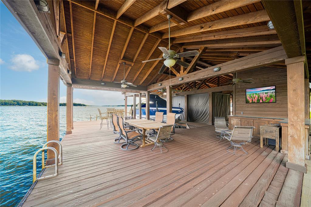 582 Windy Point Drive Property Photo 9