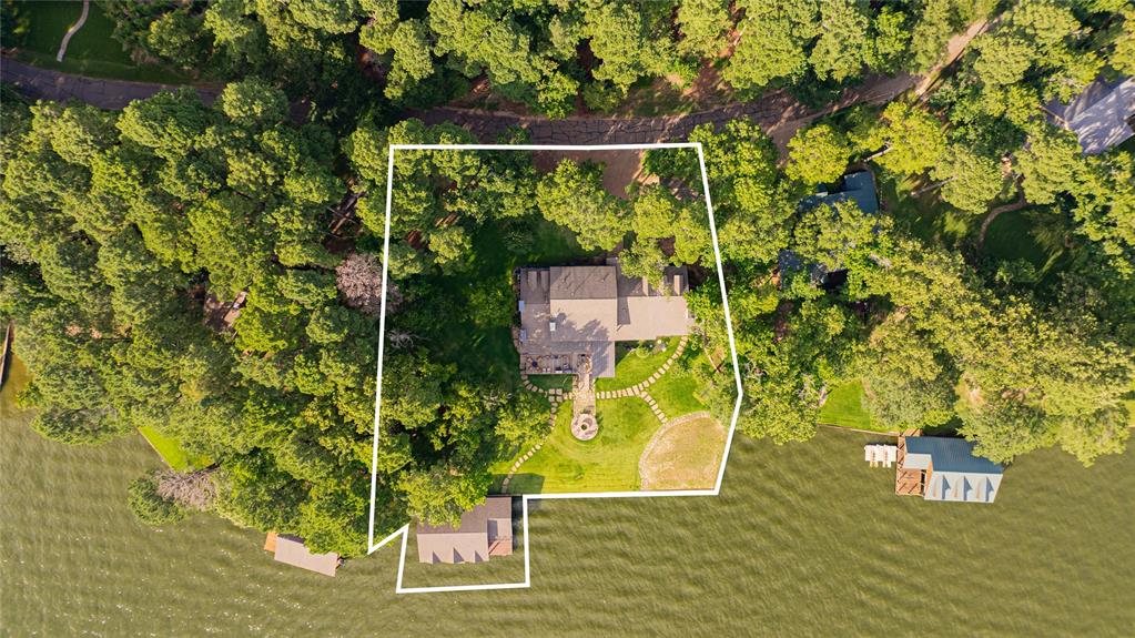 582 Windy Point Drive Property Photo 12
