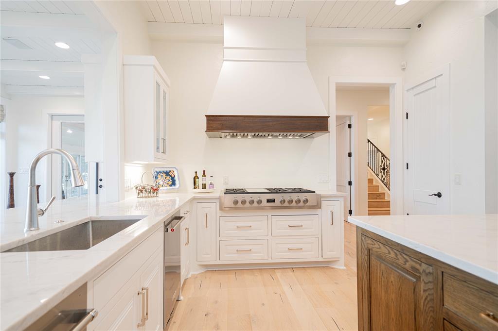 582 Windy Point Drive Property Photo 19
