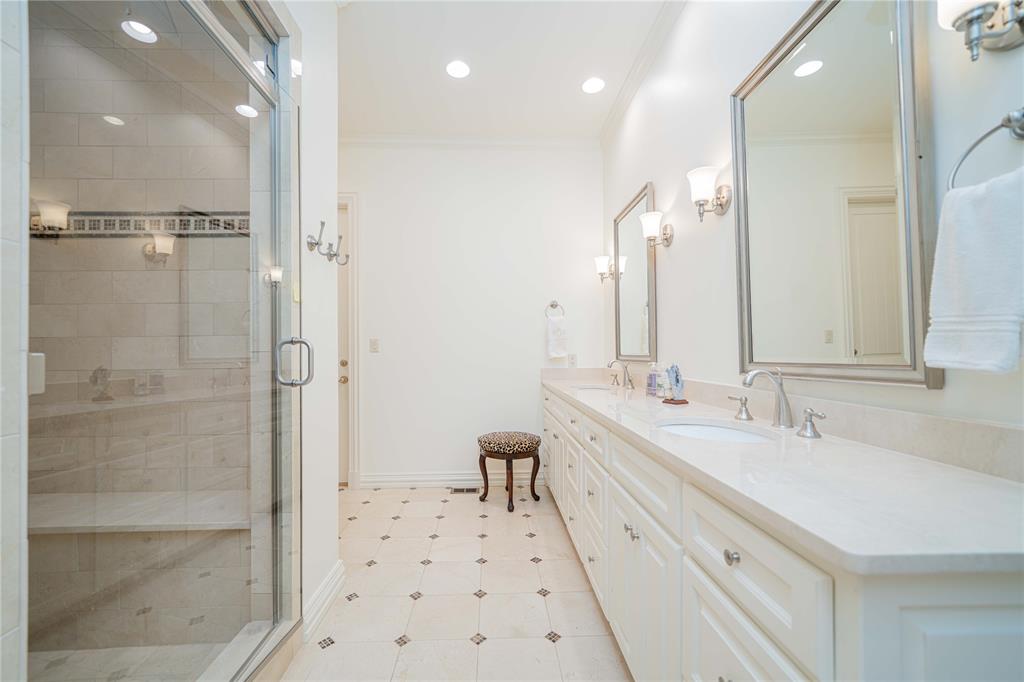 582 Windy Point Drive Property Photo 22