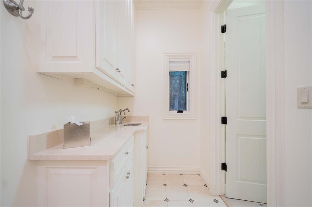 582 Windy Point Drive Property Photo 23