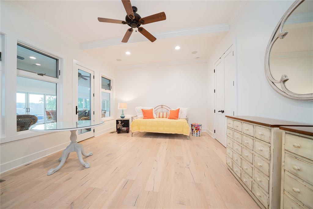 582 Windy Point Drive Property Photo 32