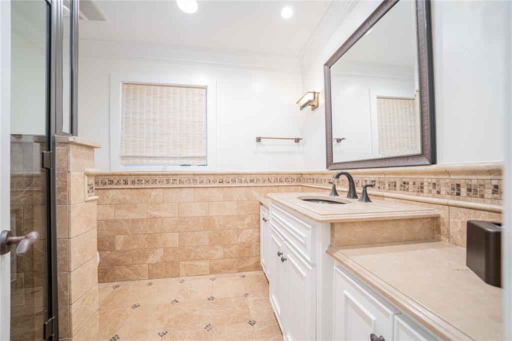 582 Windy Point Drive Property Photo 33