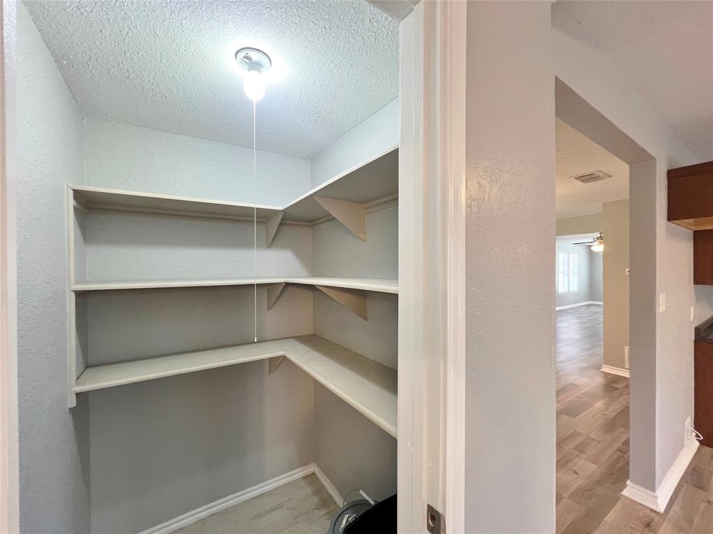 450 Everett Street Property Photo 8