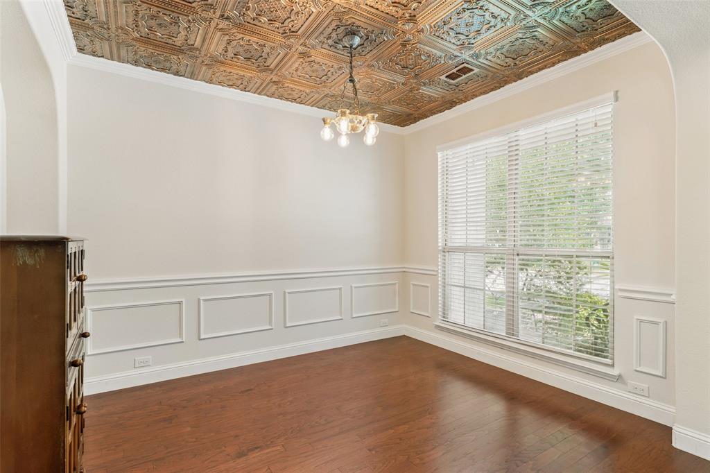 1374 Sandhurst Drive Property Photo 4