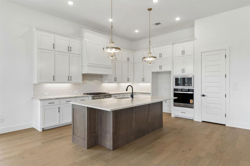 1905 Golden Gate Way Property Photo 11