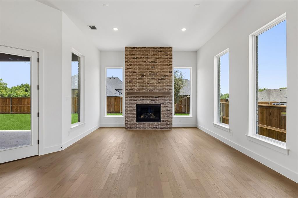 1905 Golden Gate Way Property Photo 15