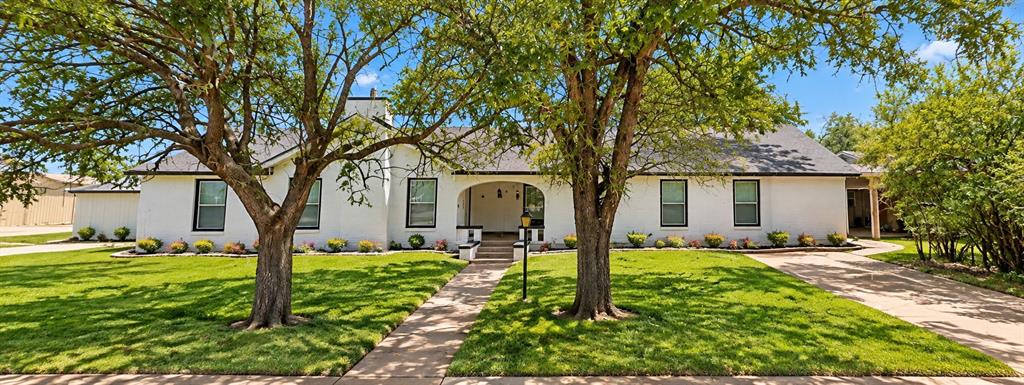 1050 W Dallas Avenue Property Photo 1