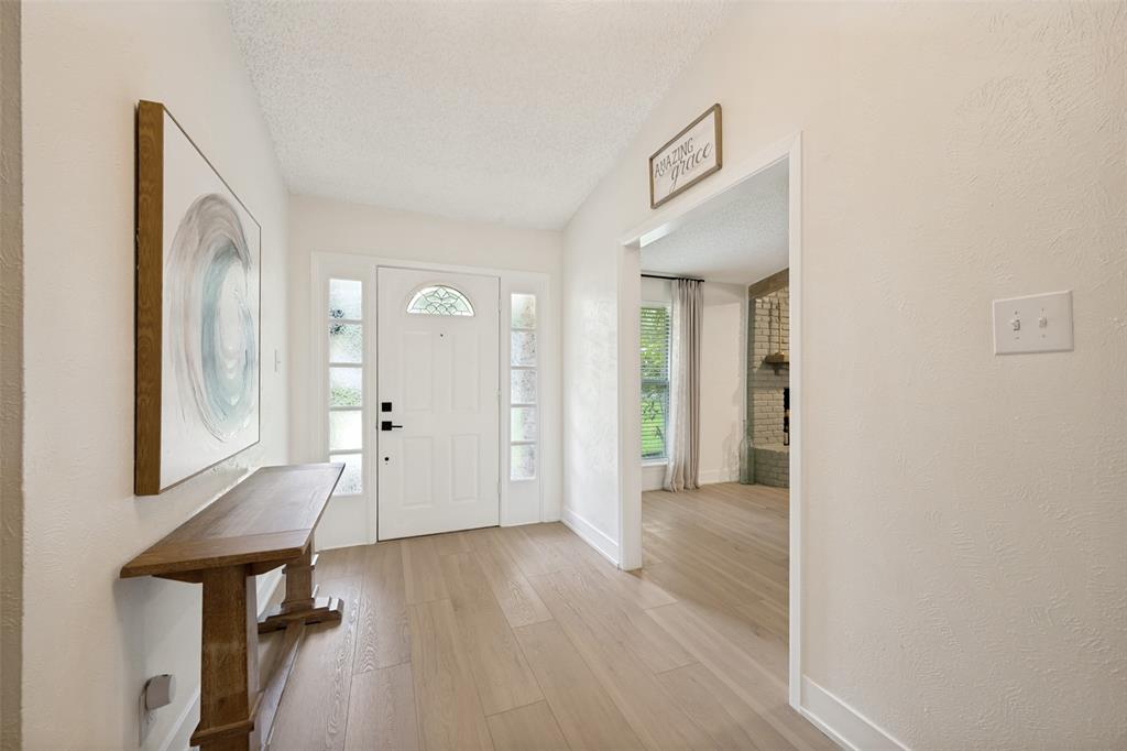 909 Edgecliff Drive Property Photo 3