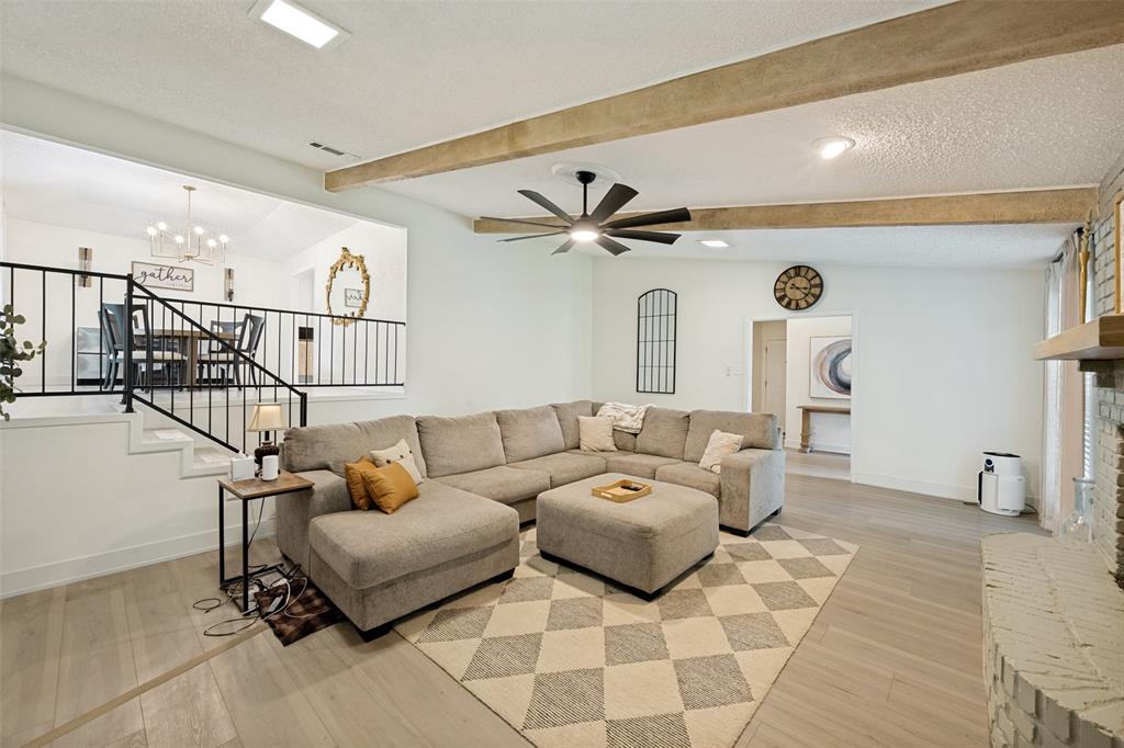 909 Edgecliff Drive Property Photo 4