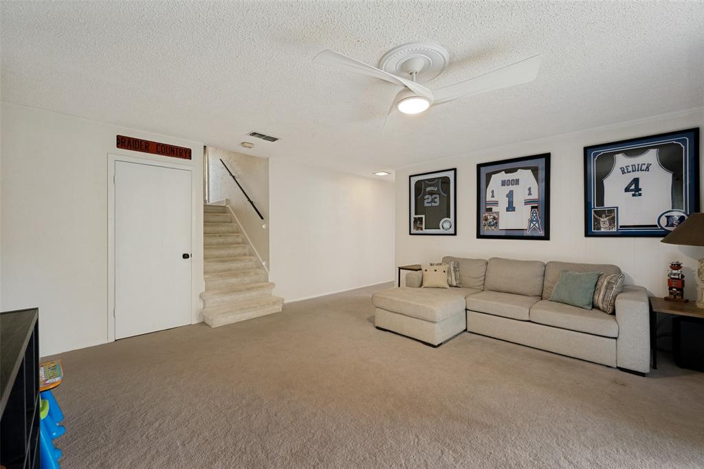 909 Edgecliff Drive Property Photo 13