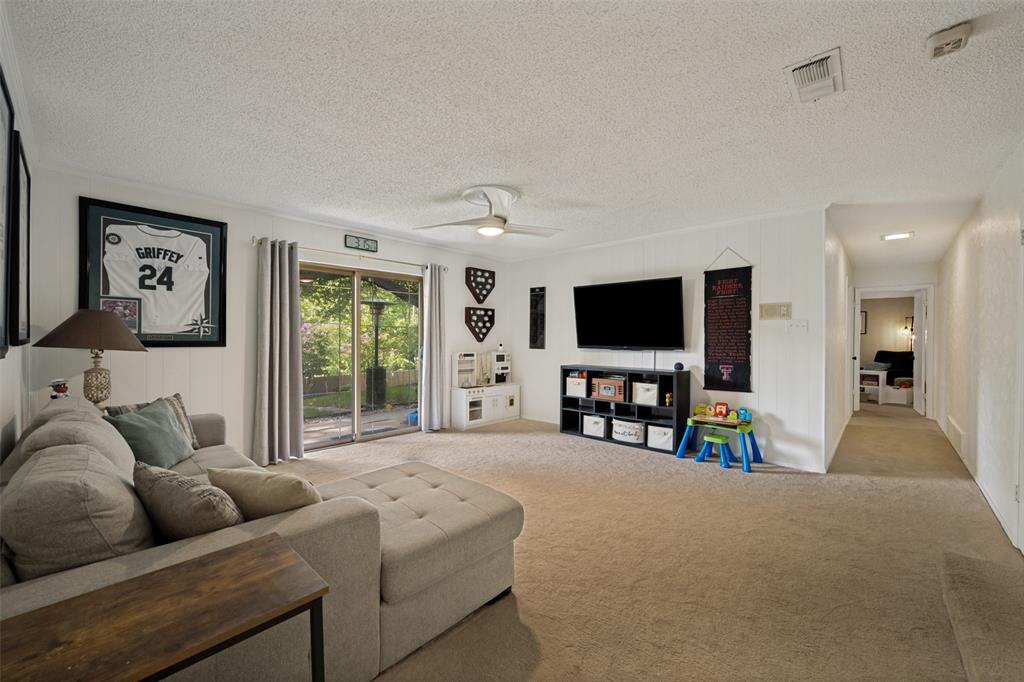 909 Edgecliff Drive Property Photo 14