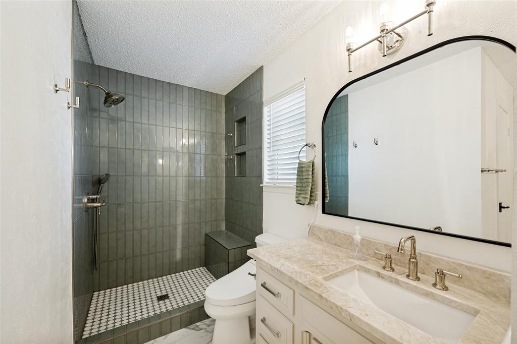 909 Edgecliff Drive Property Photo 21