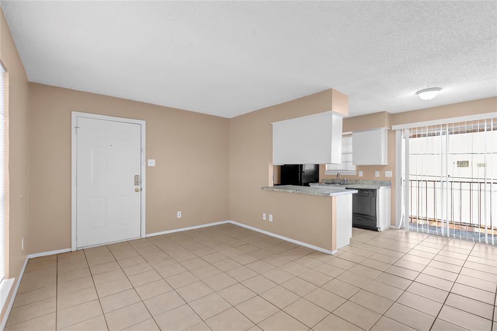8022 Cambridge Circle B Property Photo 4