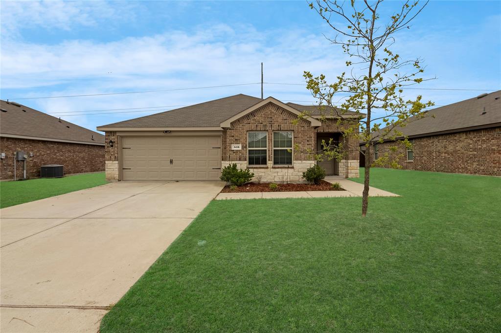 806 Twin Edge Drive Property Photo 1
