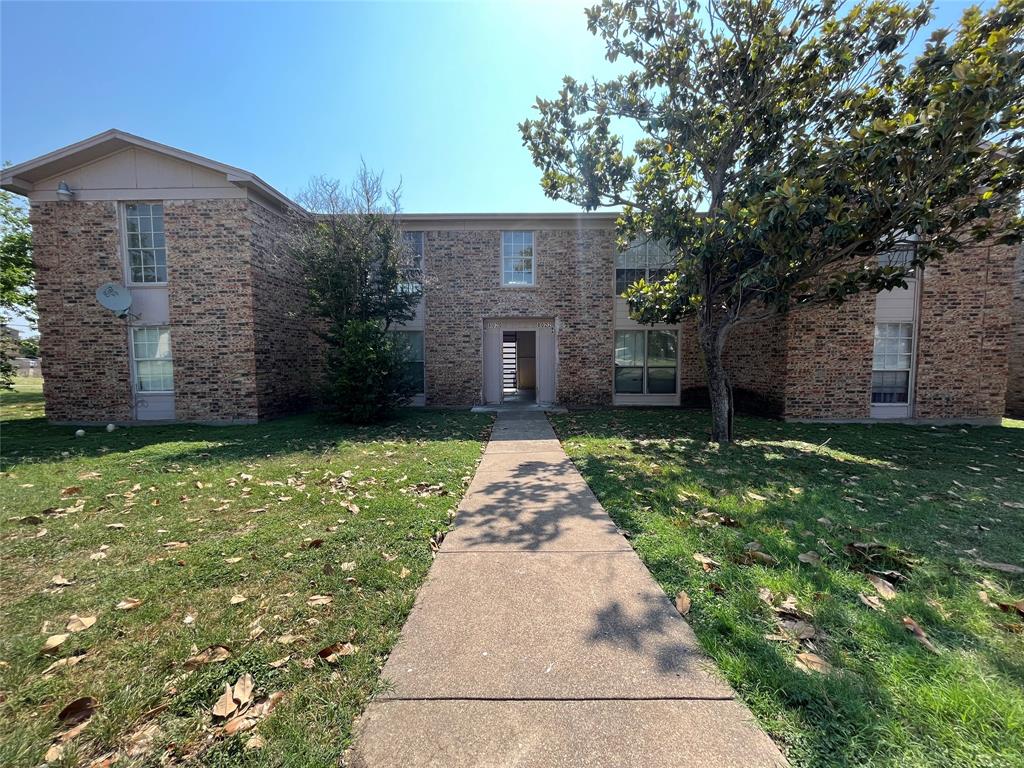 8020 Cambridge Circle B Property Photo 1