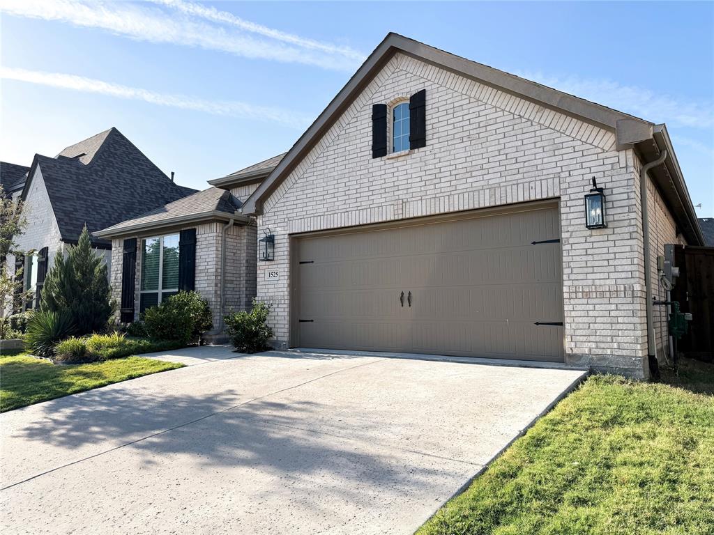 1525 Jocelyn Drive Property Photo 2