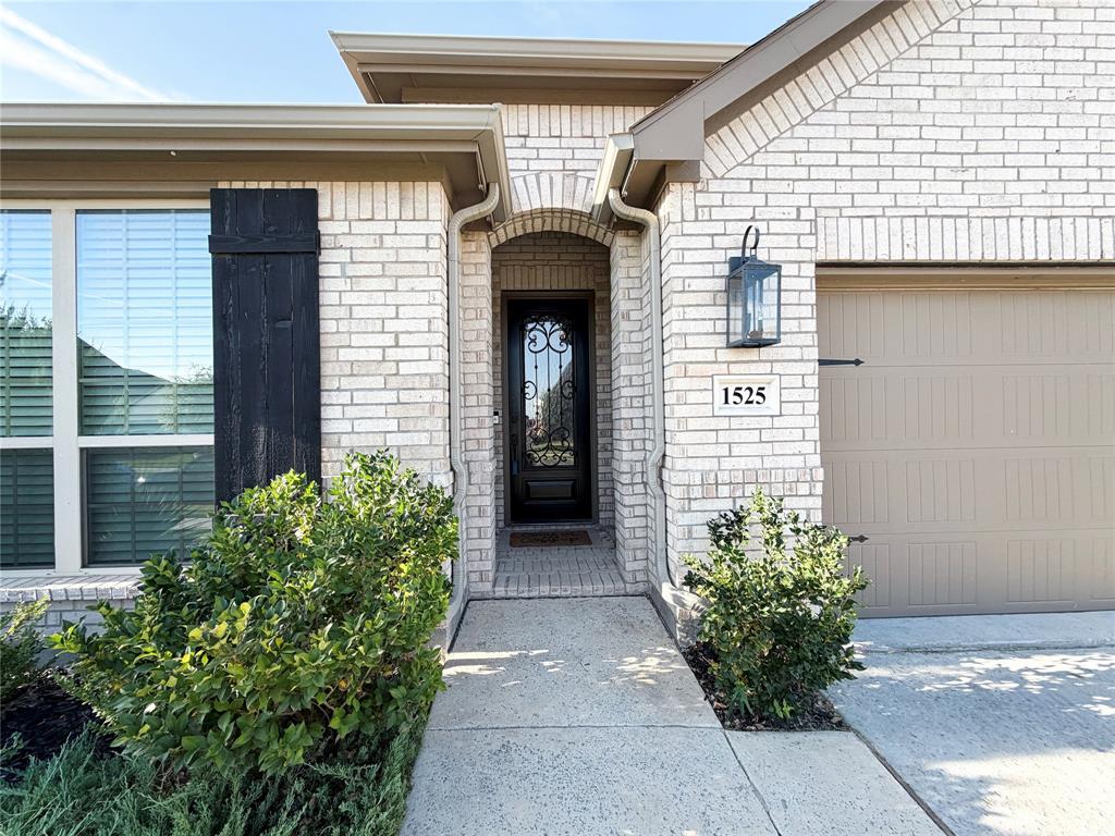 1525 Jocelyn Drive Property Photo 3