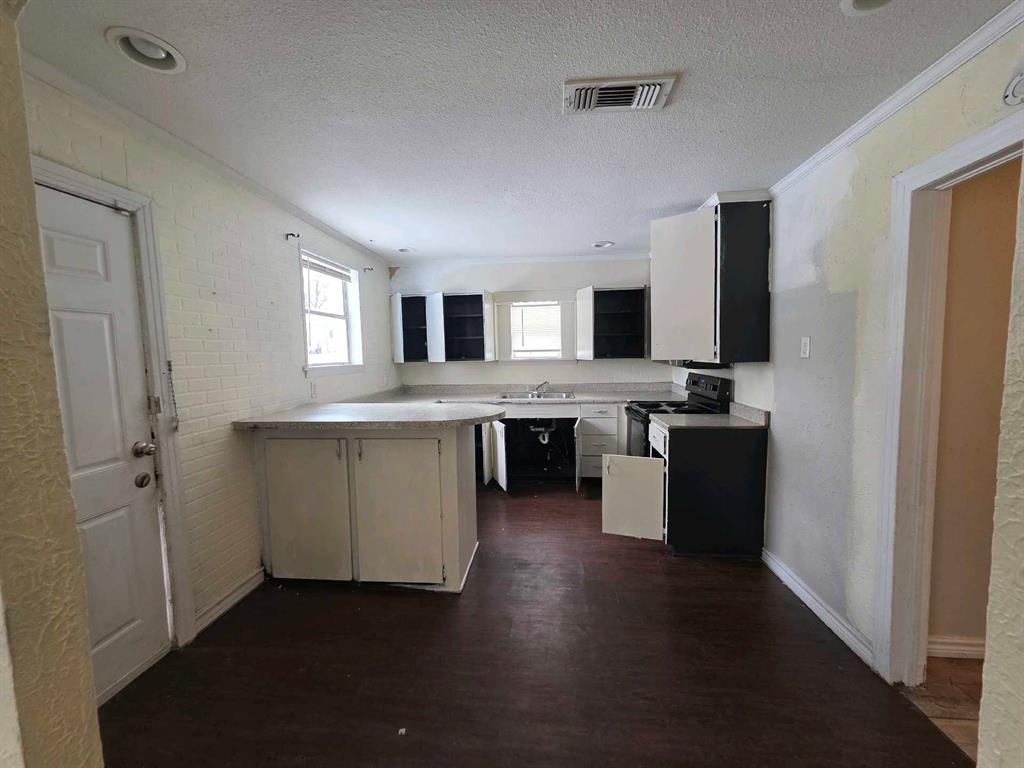 4530 White Oak Lane Property Photo 2