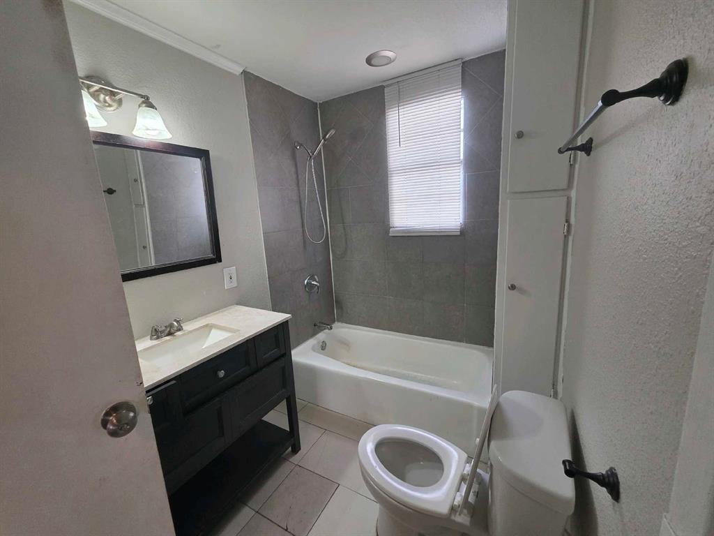 4530 White Oak Lane Property Photo 4