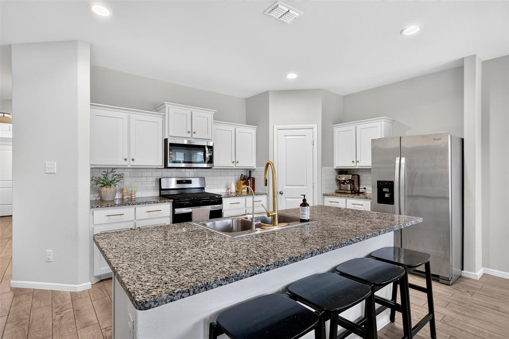 8605 Mirror Lake Drive Property Photo 6