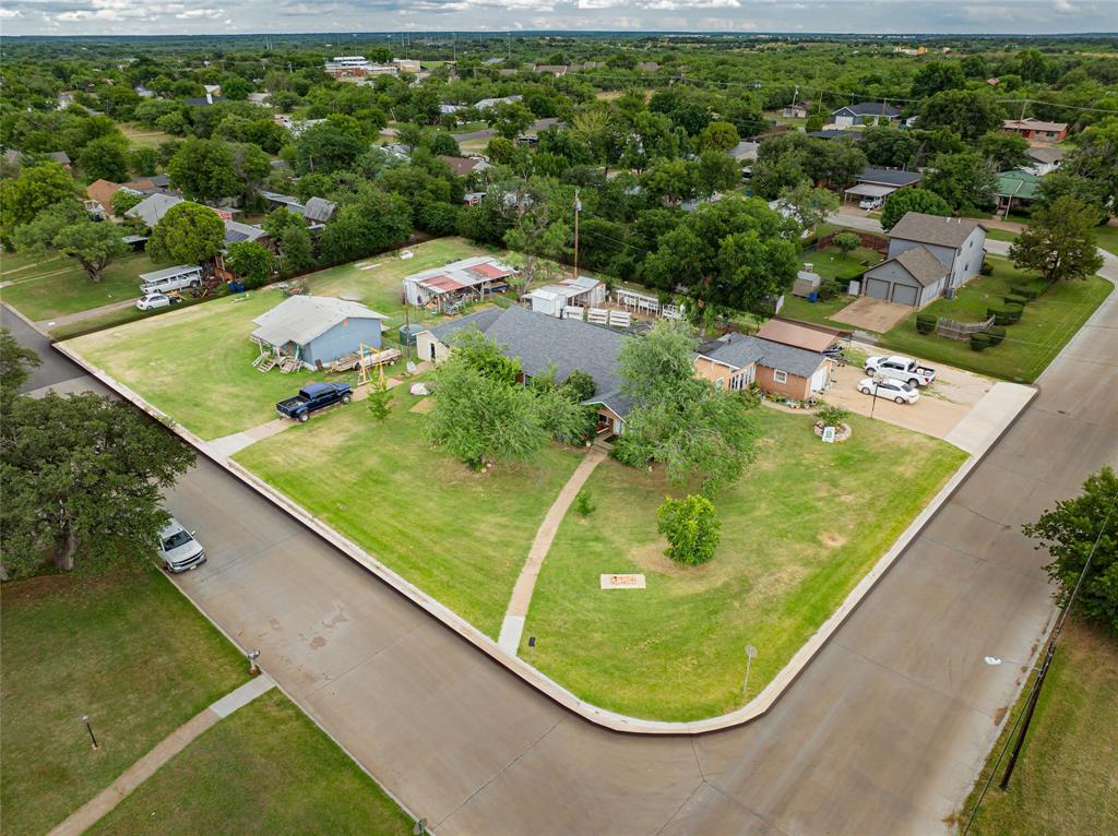 1211 W Hullum Street Property Photo 2