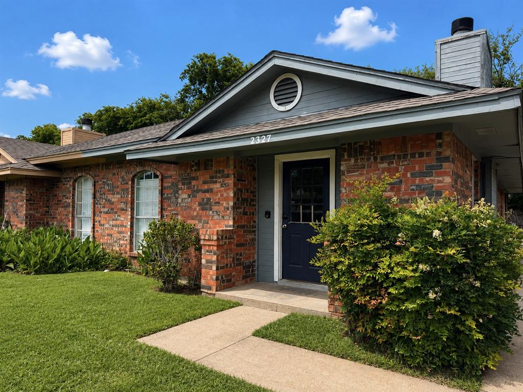 2327 Summer Place Drive Property Photo 2