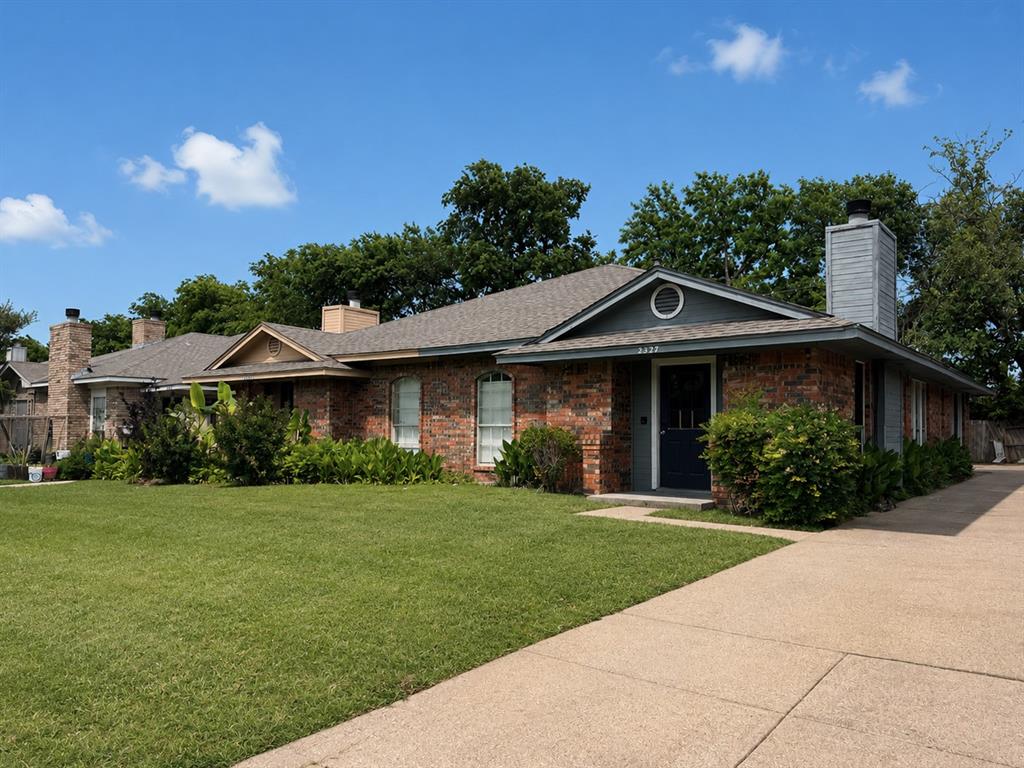 2327 Summer Place Drive Property Photo 3