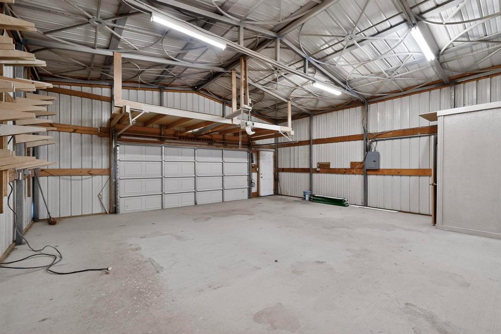 6553 Private Road 2270 Property Photo 5
