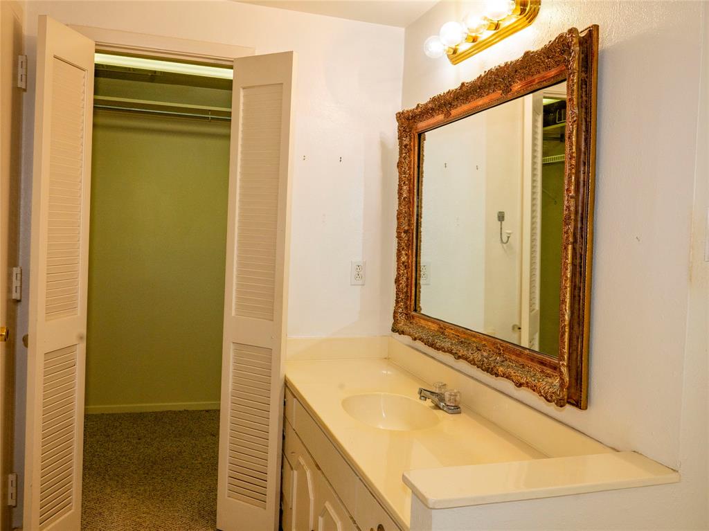 6211 W Northwest Highway 1501 Property Photo 10