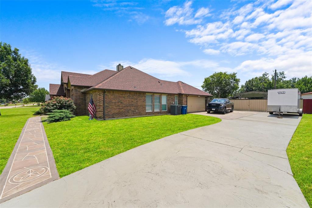 412 Kings Creek Drive Property Photo 3