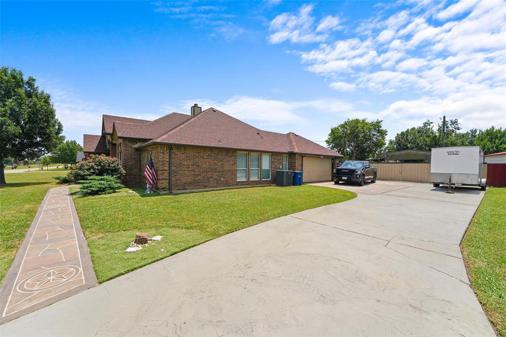 412 Kings Creek Drive Property Photo 5