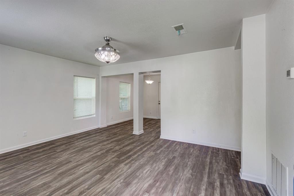 1738 Oak Hill Circle Property Photo 2