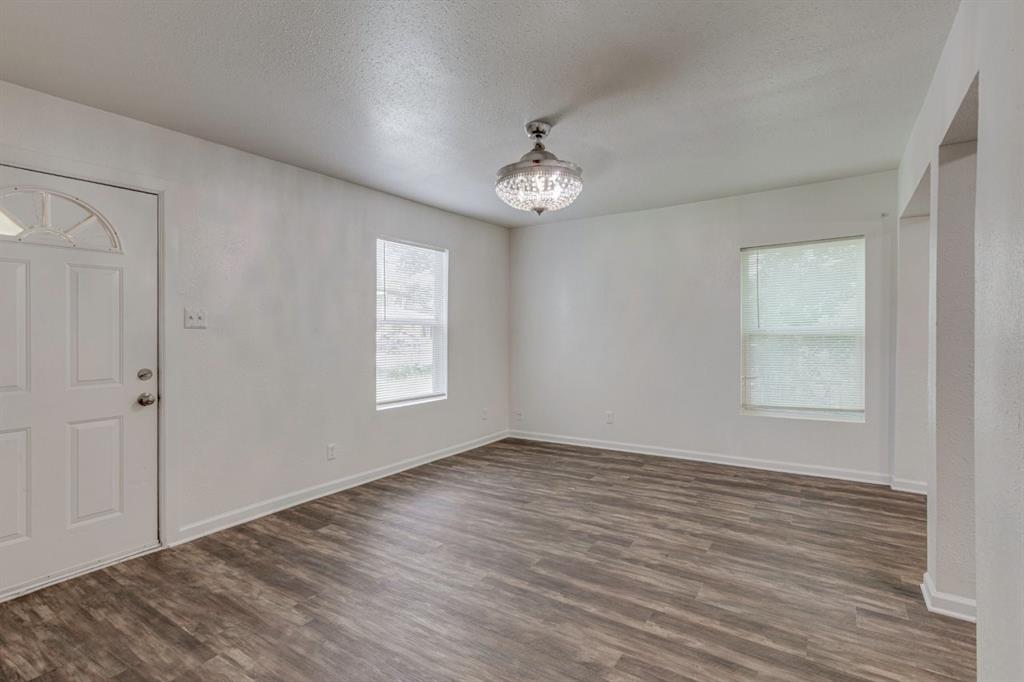 1738 Oak Hill Circle Property Photo 3