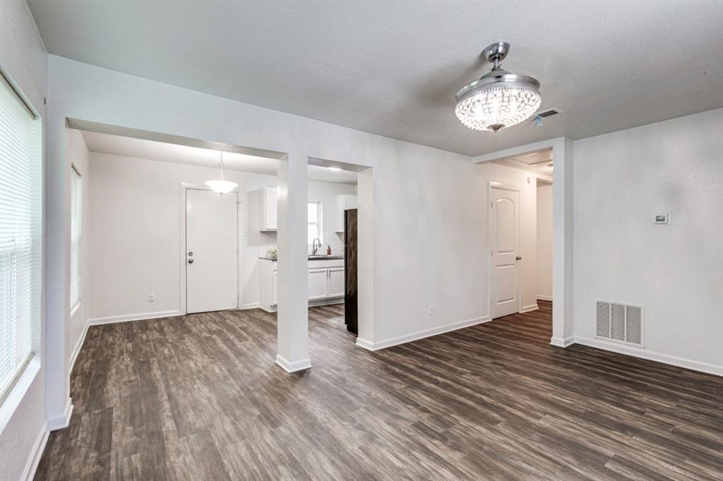 1738 Oak Hill Circle Property Photo 4
