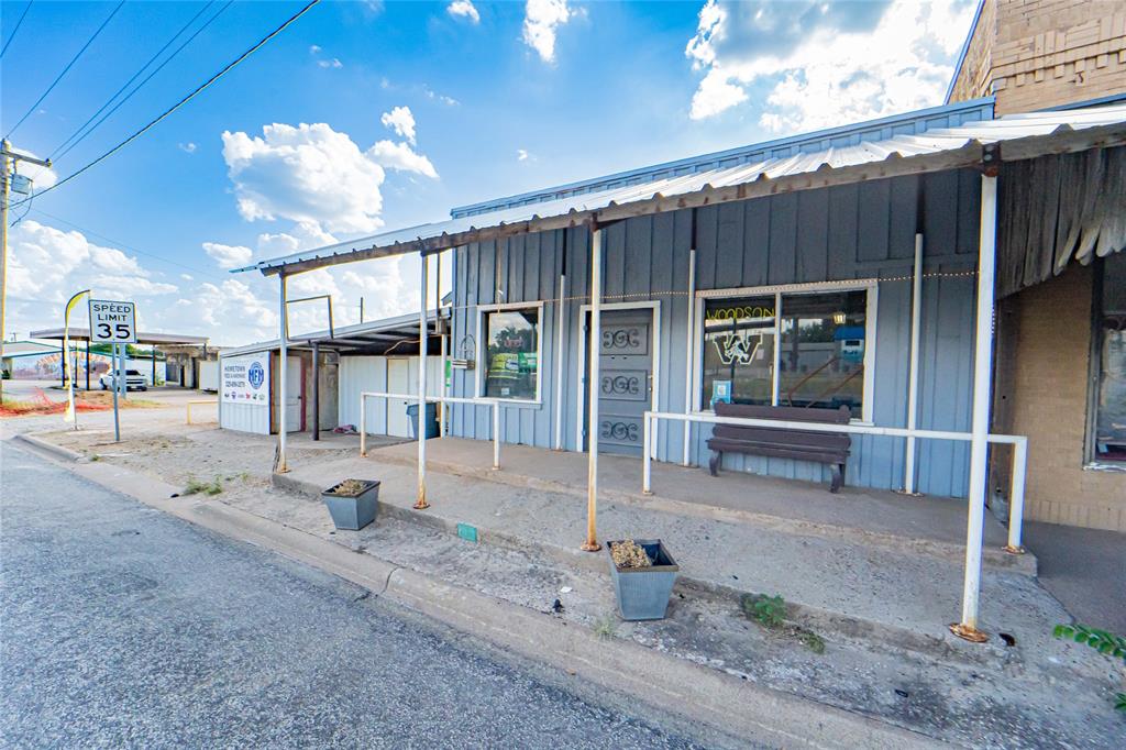 105 S Us Highway 183 Property Photo 1