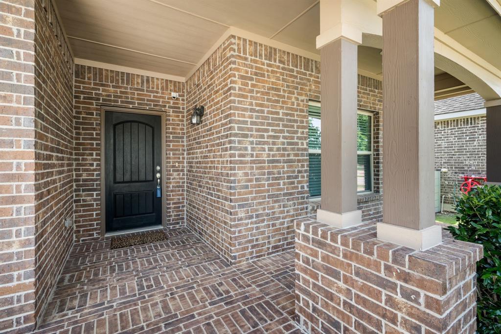 916 Hawks Way Property Photo 3